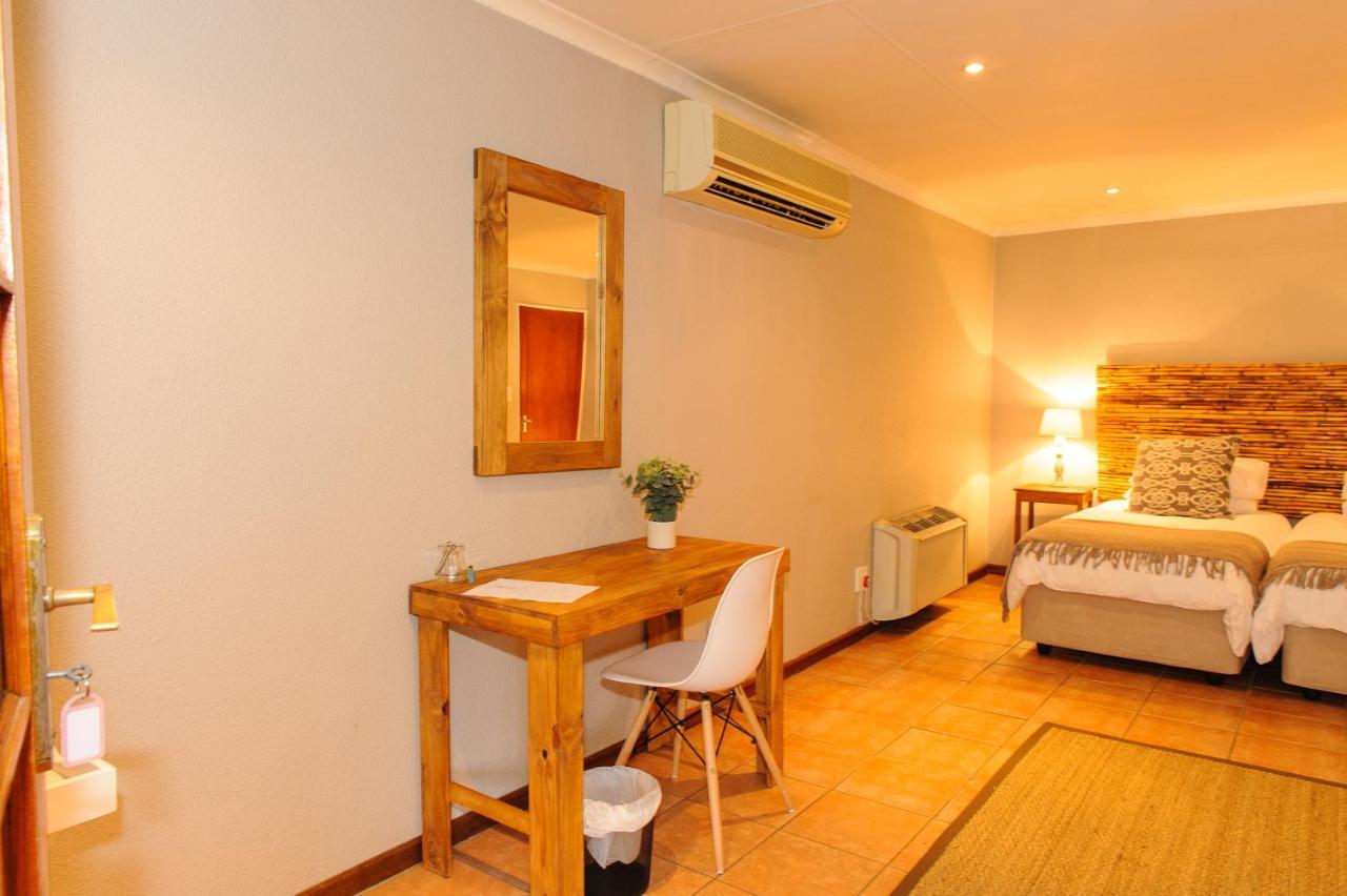 Safari Club Guest Lodge Or Tambo International Airport Kempton Park Exterior foto